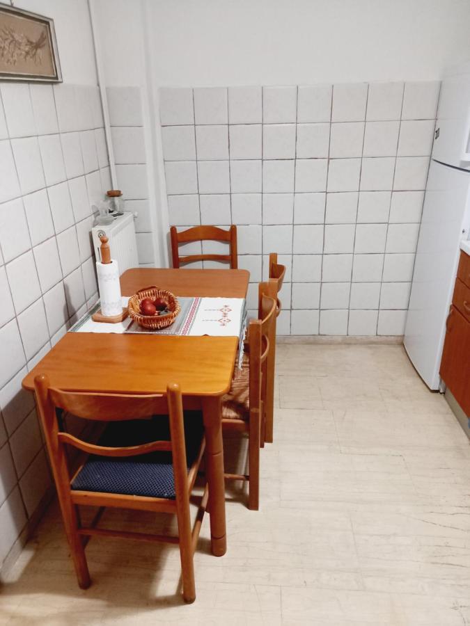 Στην Αυλή Της Ράχης Appartamento Kalamata Esterno foto