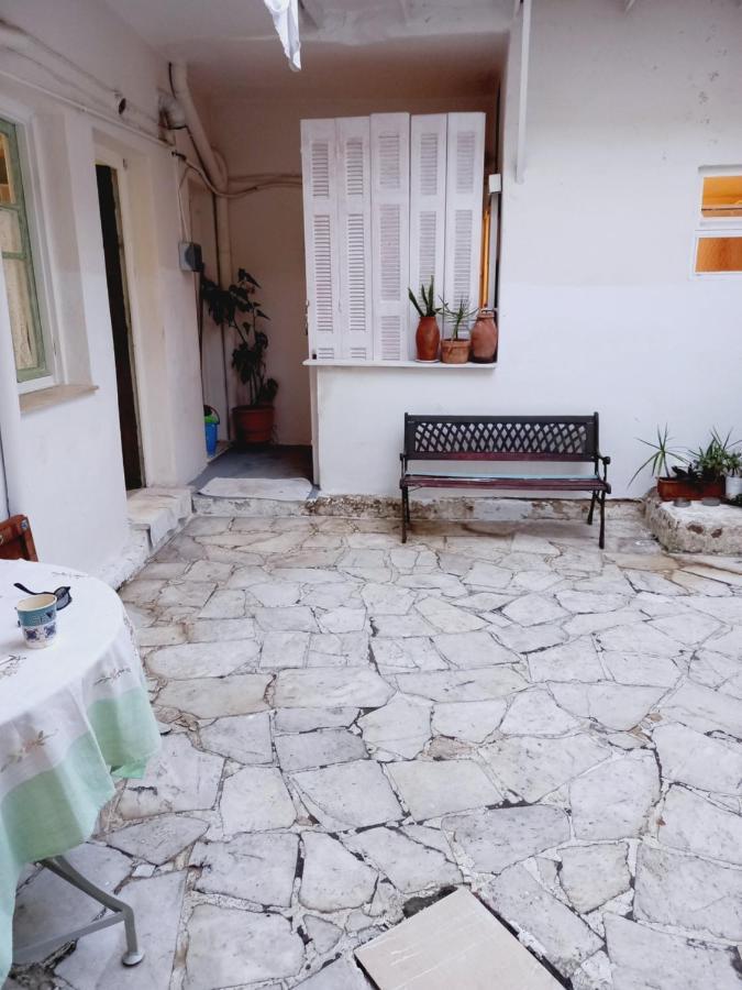 Στην Αυλή Της Ράχης Appartamento Kalamata Esterno foto
