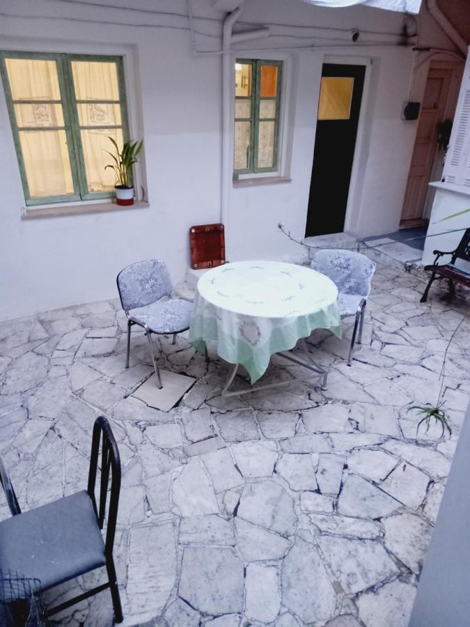 Στην Αυλή Της Ράχης Appartamento Kalamata Esterno foto