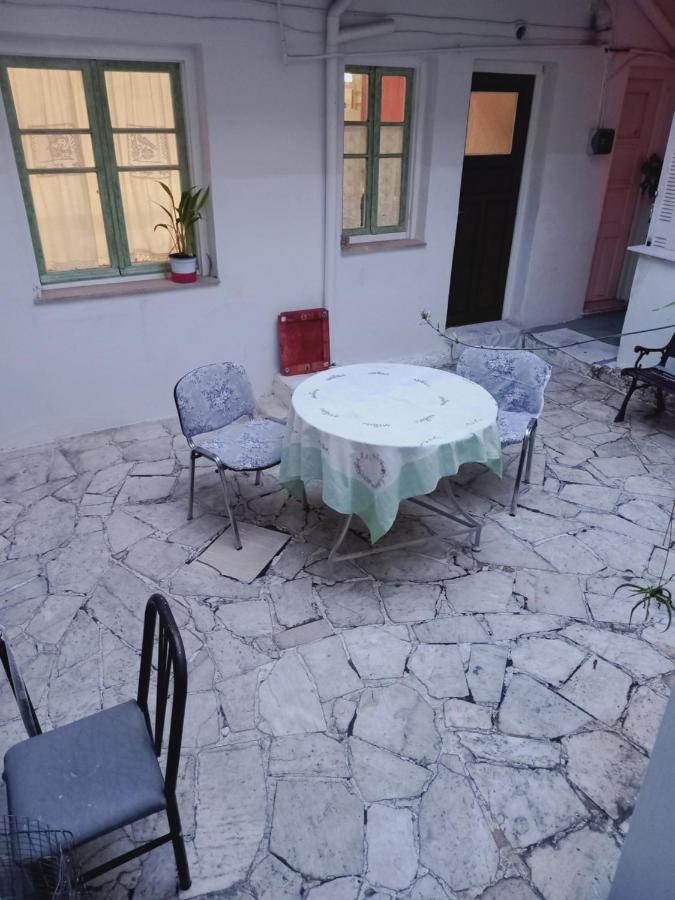 Στην Αυλή Της Ράχης Appartamento Kalamata Esterno foto