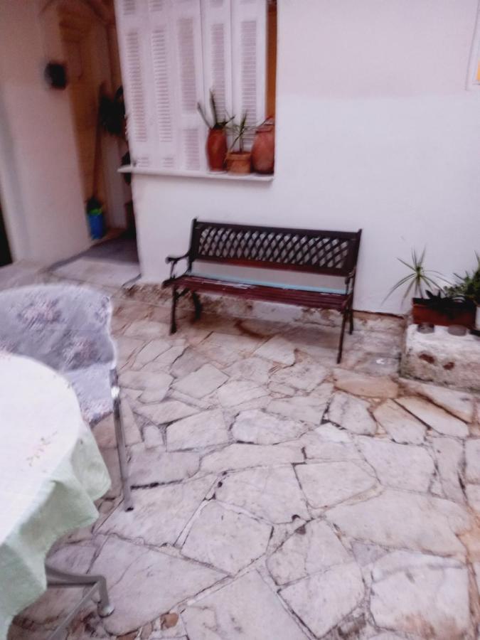 Στην Αυλή Της Ράχης Appartamento Kalamata Esterno foto